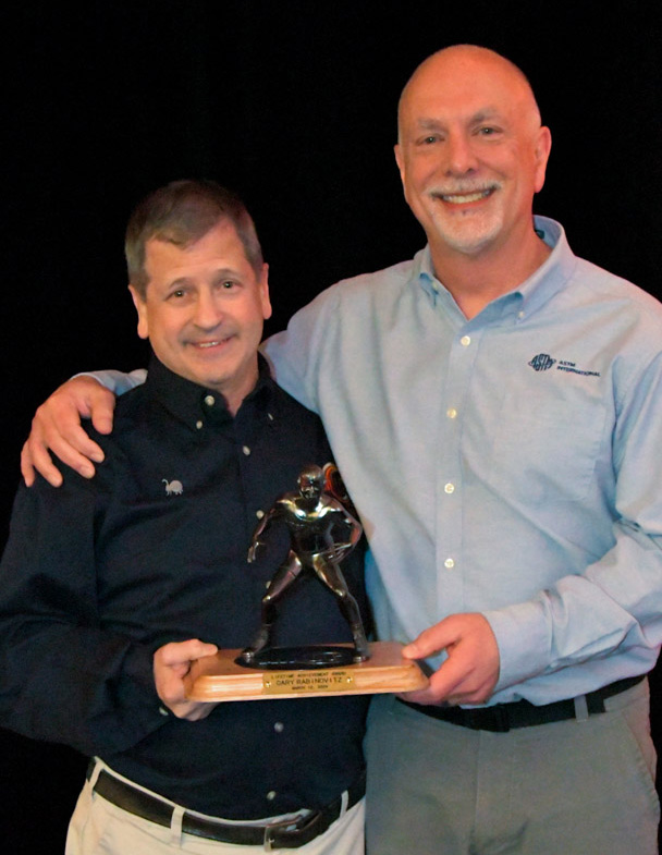 Gary Rabinovitz (left) receiving AMUG's Lifetime Achievement Award from Paul Bates.